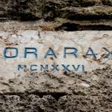 ...che divennero sia le nuove case degli esuli che la sede dei telai per la lavorazione dei tappeti. Nacque cos� il villaggio Nor Arax...